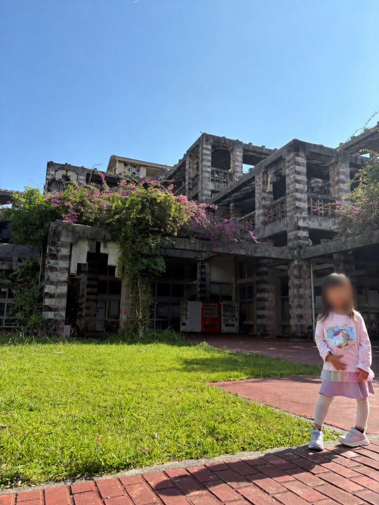 名護市庁舎 植物に覆われた外観