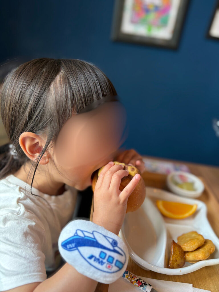 Bocca burgerを頬張る子ども