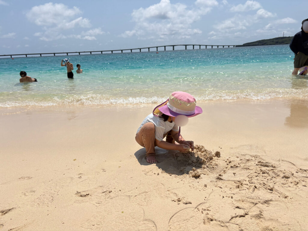 与那覇前浜ビーチで大はしゃぎの子ども