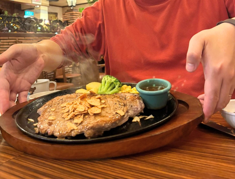 老舗ステーキレストランColombinで子どもがエビフライを満喫