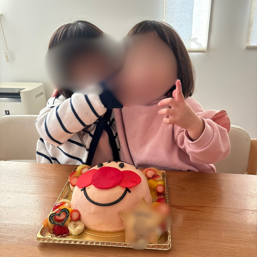 🎂 帰宅後は特製アンパンマンケーキでお祝い！