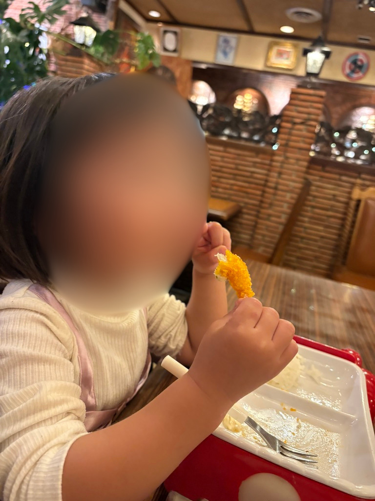 老舗ステーキレストランColombinのビーフステーキ｜鉄板から湯気が立ち上る迫力の一品