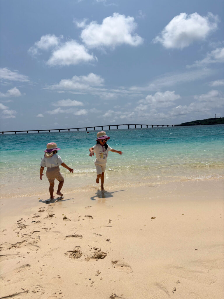 宮古島の前浜ビーチで遊ぶ子ども