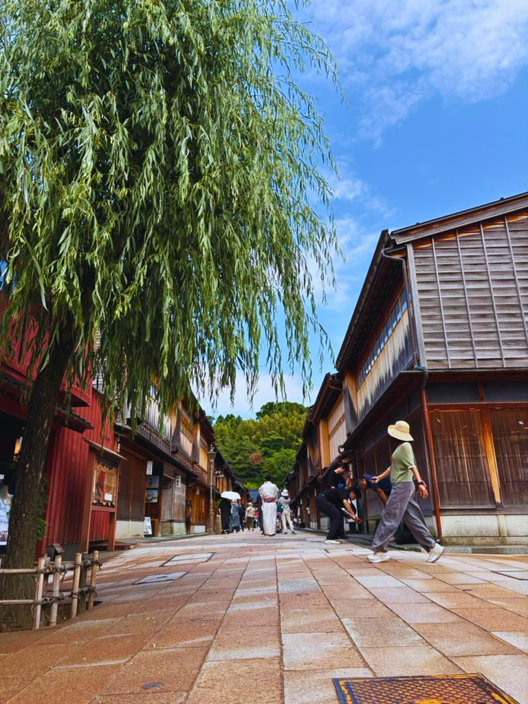 ひがし茶屋町の趣ある石畳と建物