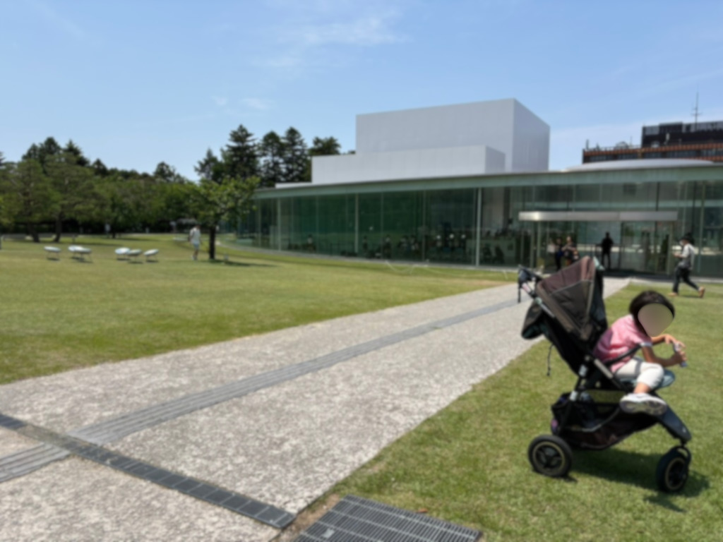 21世紀美術館の外観と子供