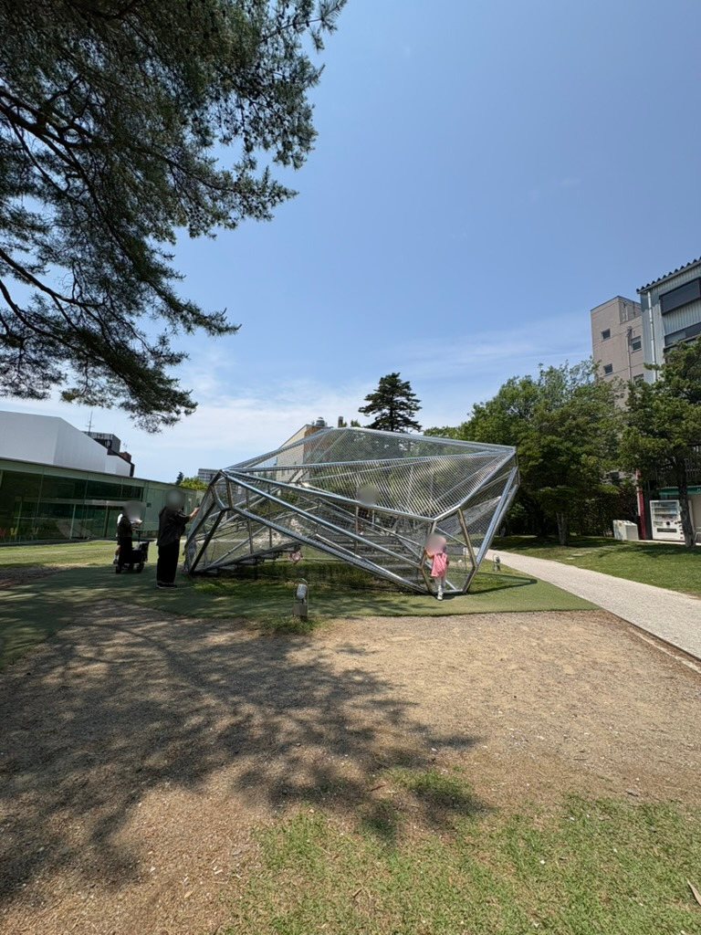 21世紀美術館の外のアート作品