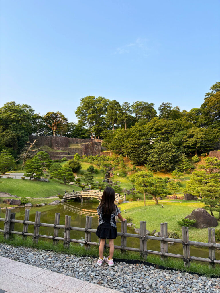 金沢城公園の日本庭園と子供