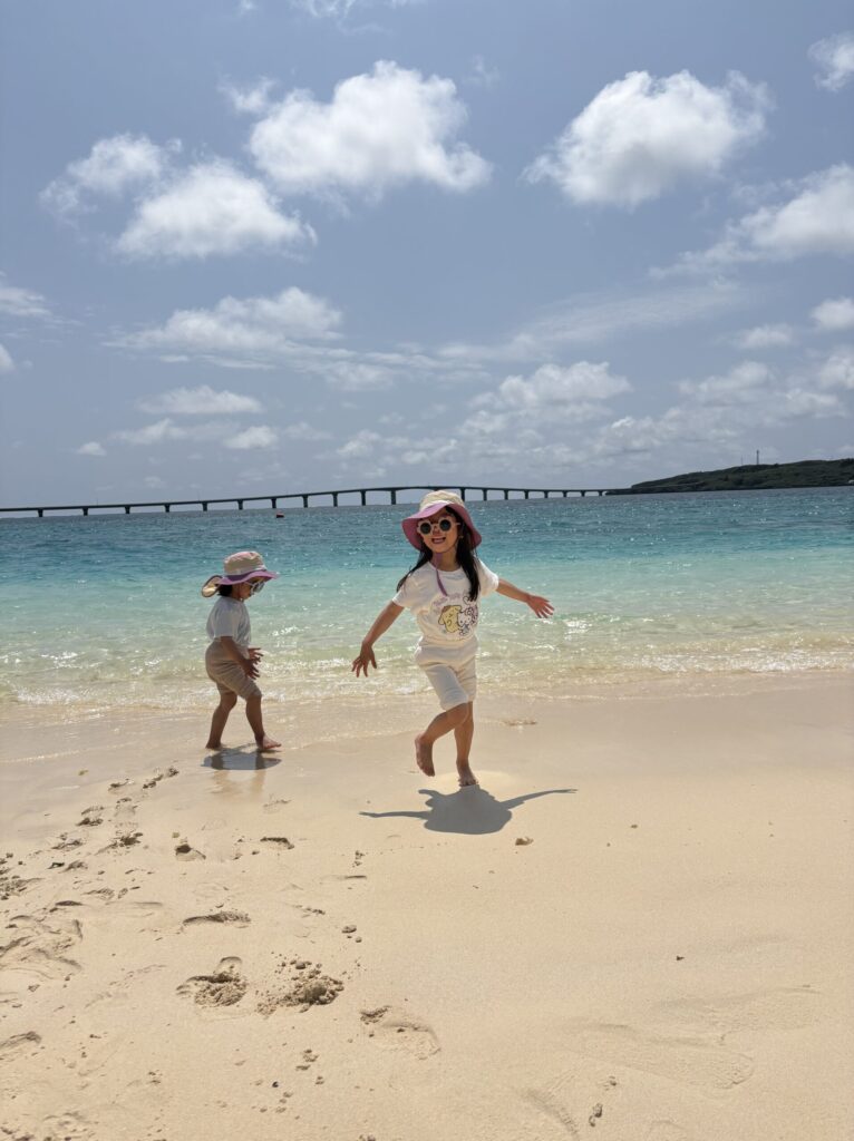 与那覇前浜ビーチで遊ぶ幼児