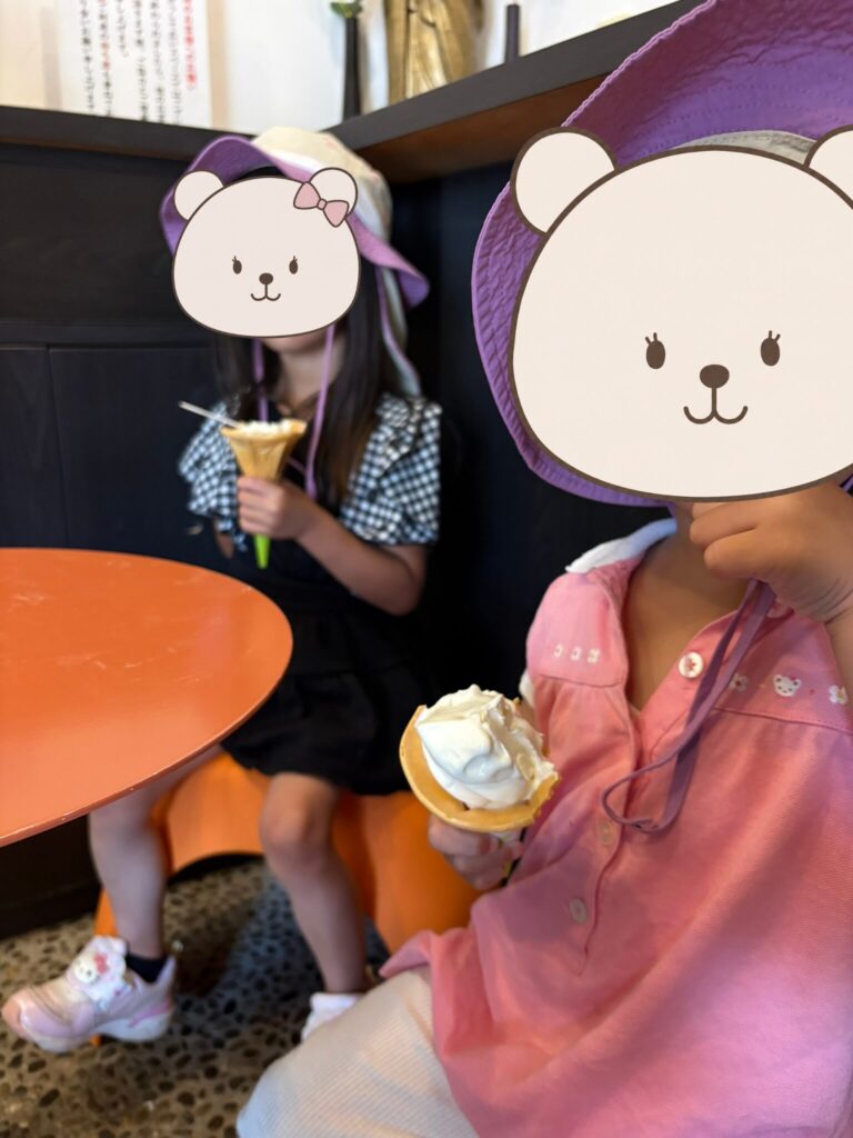 ひがし茶屋町でソフトクリームを堪能する子供達