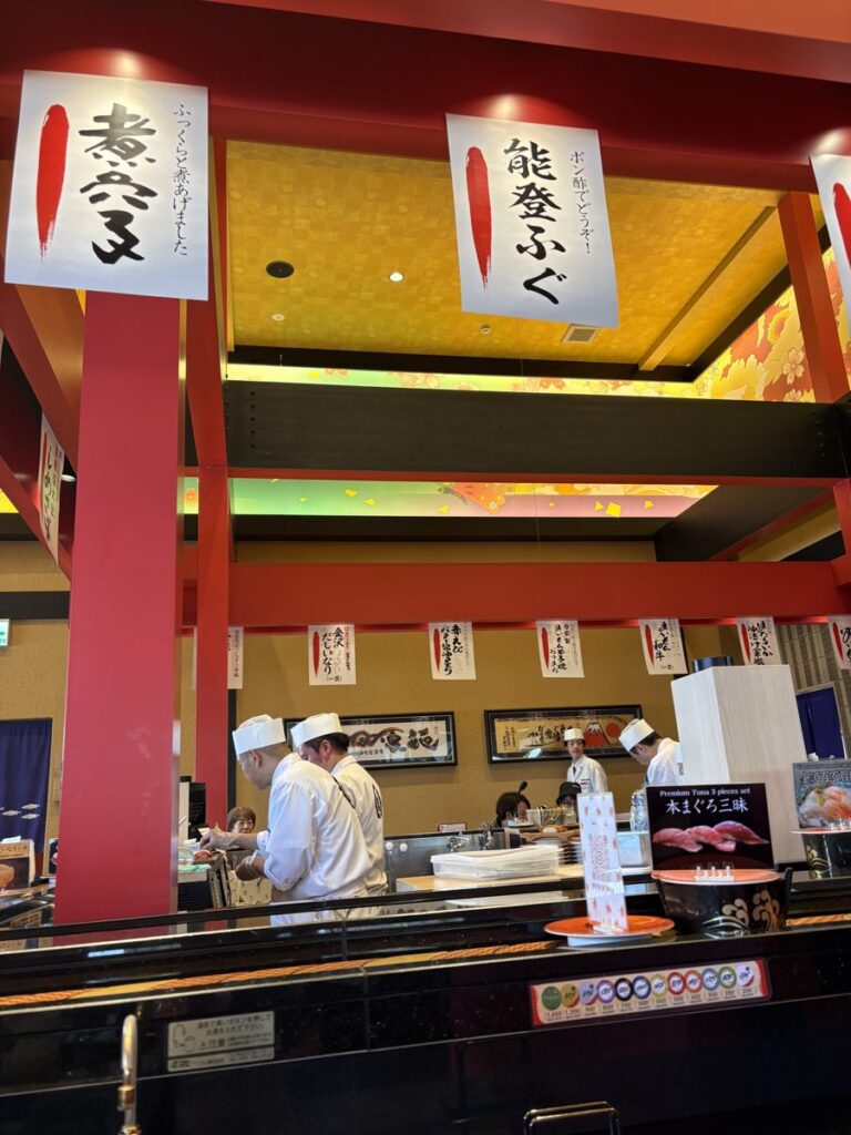 金沢まいもん寿司の店内の回転レーン