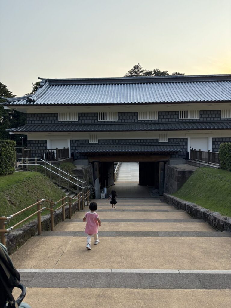 金沢城公園の石川門と石垣