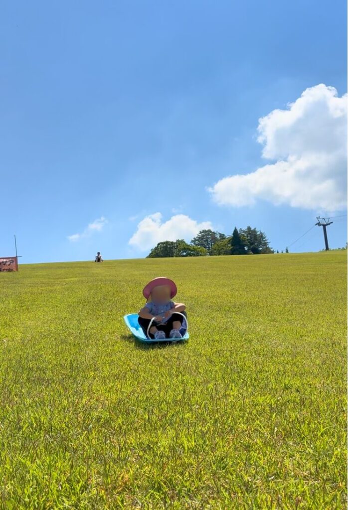 JAM福井勝山東急ホテル&リゾーツの夏ゲレンデで芝そりを楽しむ子供
