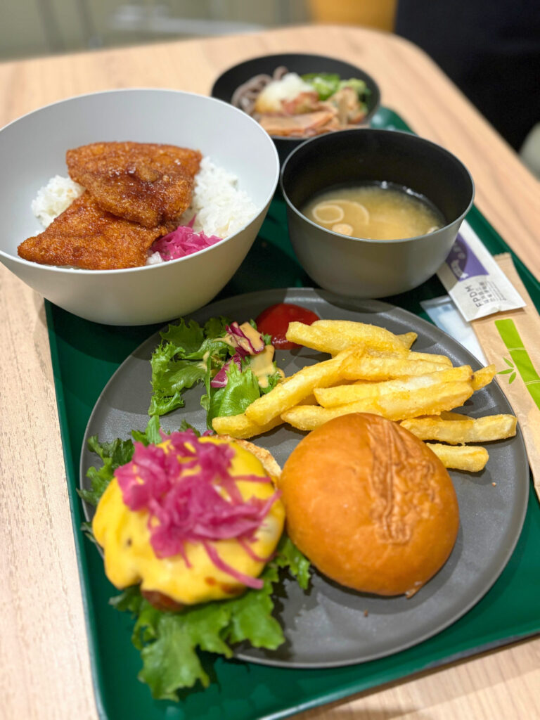 福井県立恐竜博物館内レストランでのハンバーガーやソースカツ丼