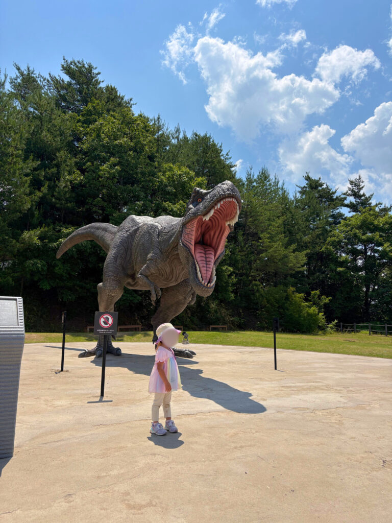 福井県立恐竜博物館の屋外の恐竜