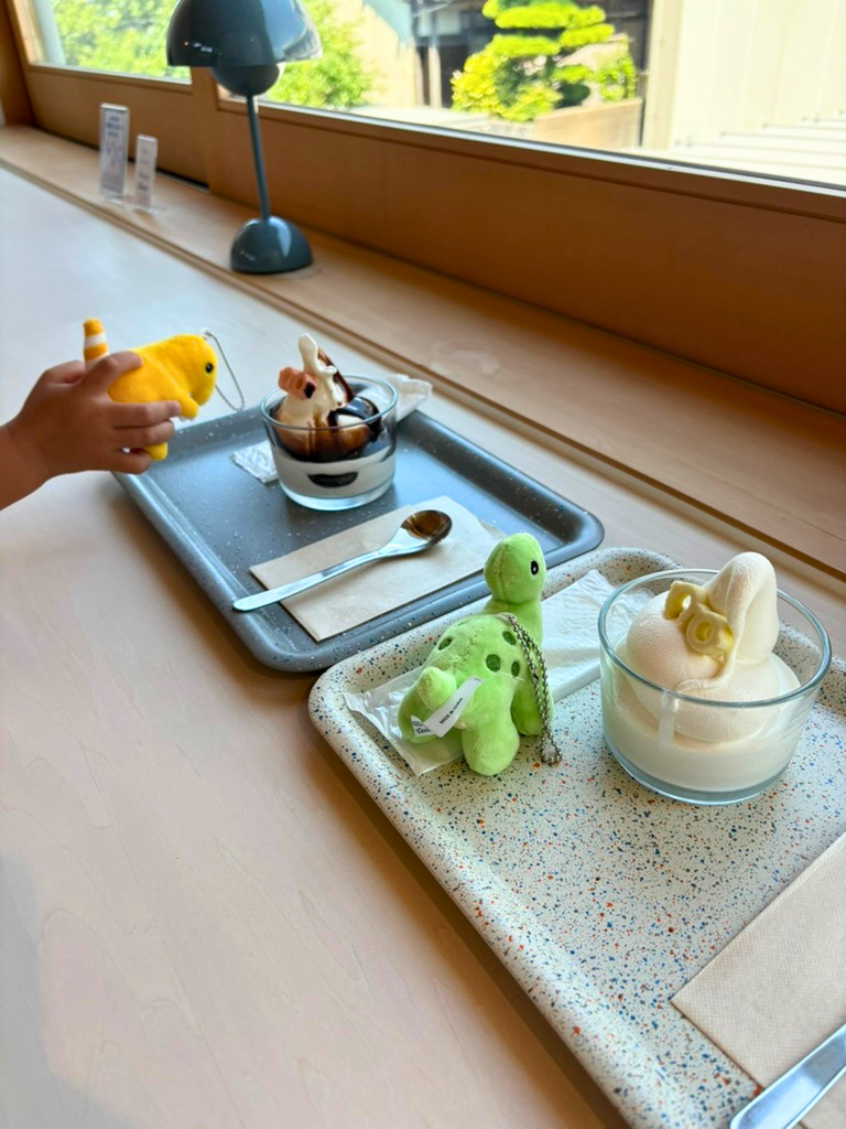レンズとカフェ Lens Park（レンズパーク）のカフェでソフトクリームを食す