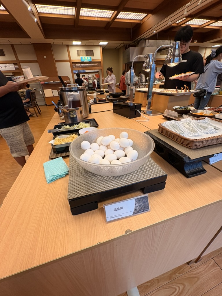 伊東園ホテルの朝食バイキングの温泉たまごや納豆などのコーナー