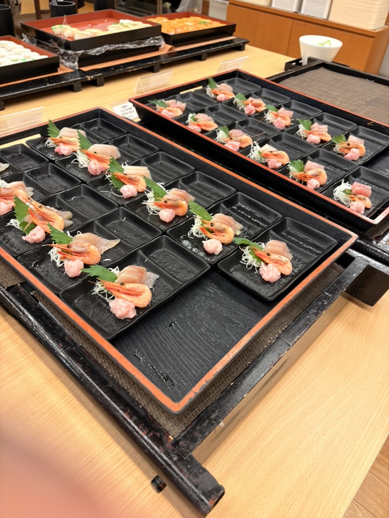 伊東園ホテルの夕食バイキングでお刺身やお寿司が並べられている