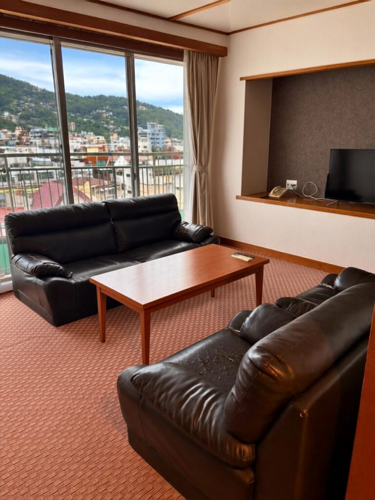 伊東園ホテルの部屋のソファとテレビ、街並み